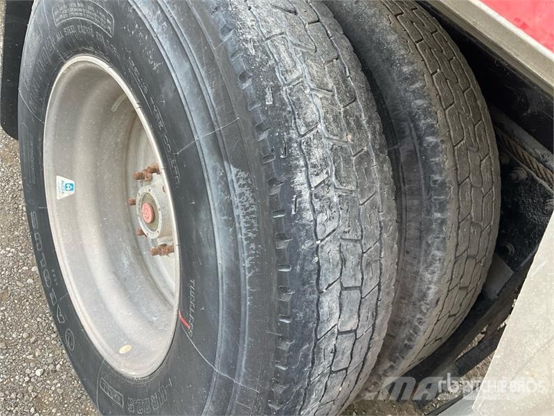 Sterling L9500 شاحنات قلابة