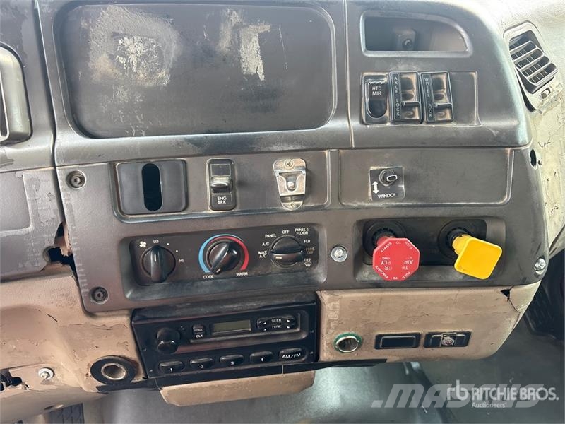 Sterling L9500 شاحنات قلابة