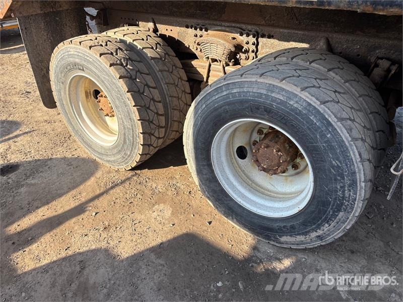 Sterling L9500 Tienhoitoautot