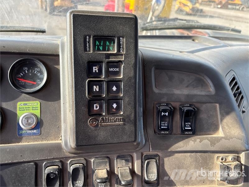Sterling L9500 Tienhoitoautot