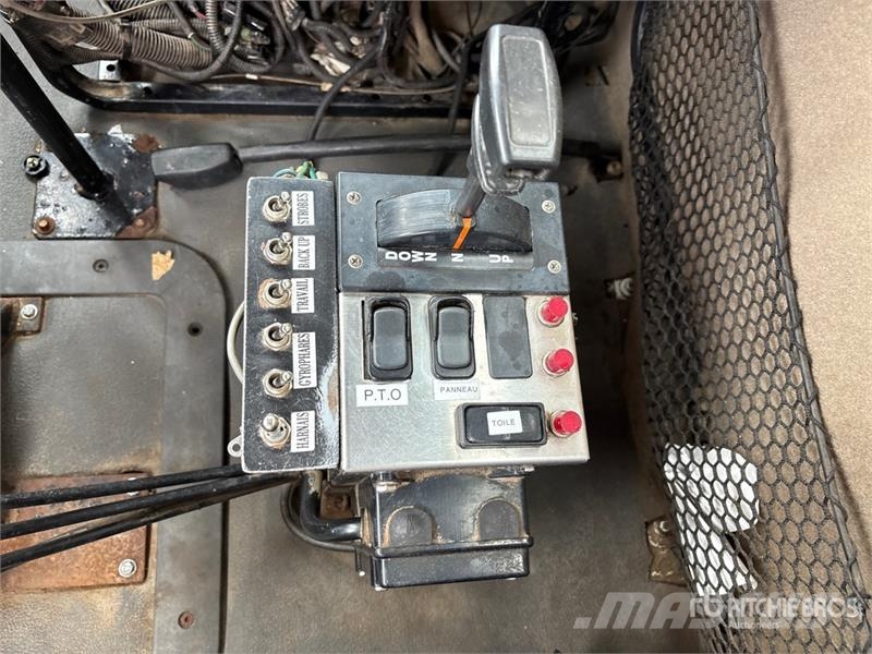 Sterling L9500 多目的/汎用車両