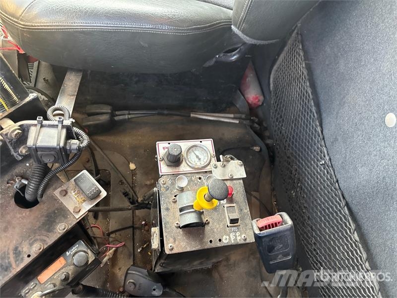 Sterling L9500 Tienhoitoautot