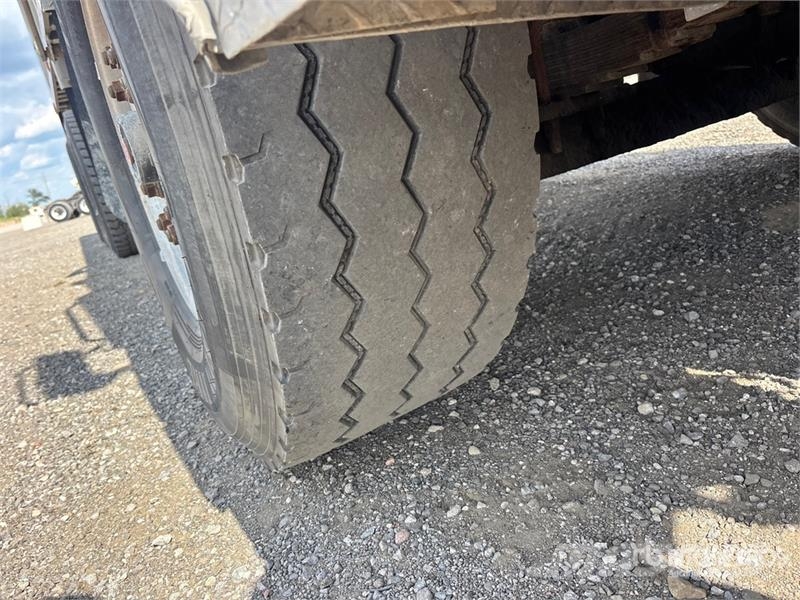 Sterling L9500 شاحنات قلابة