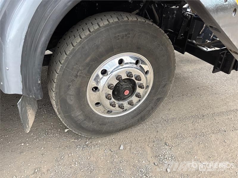Sterling L9500 多目的/汎用車両