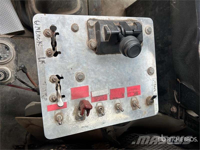 Sterling L9500 自卸式货车
