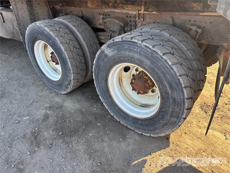 Sterling L9500 Tienhoitoautot