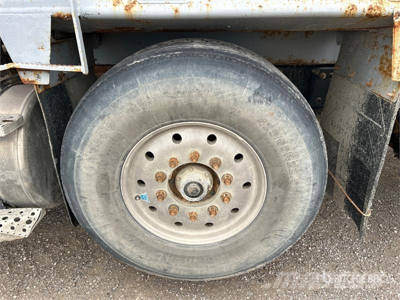 Sterling L9500 自卸式货车