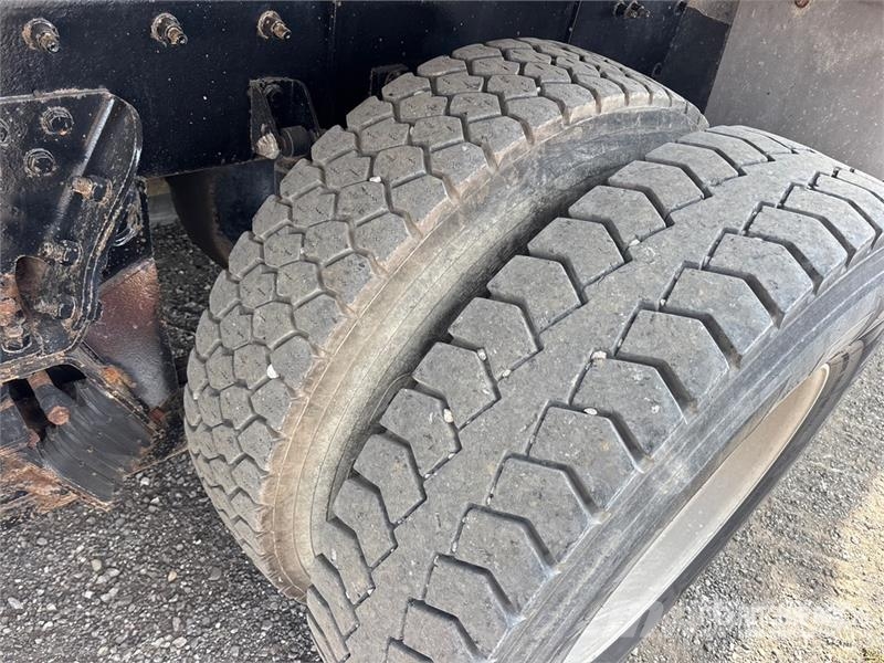 Sterling L9500 شاحنات قلابة