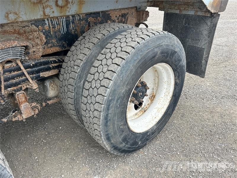 Sterling L9500 自卸式货车