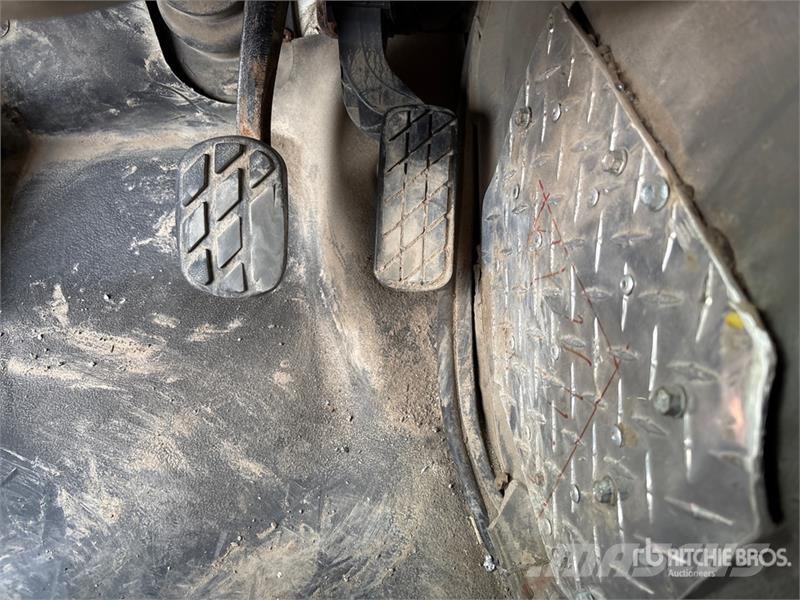 Sterling L9500 Tienhoitoautot