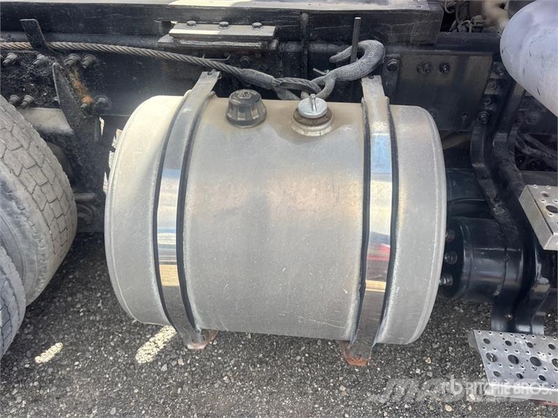 Sterling L9500 شاحنات قلابة