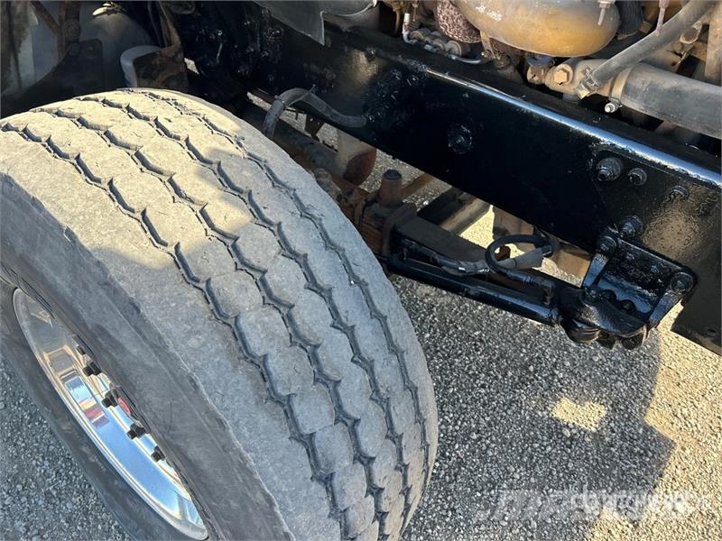 Sterling L9500 Tovornjaki z žerjavom