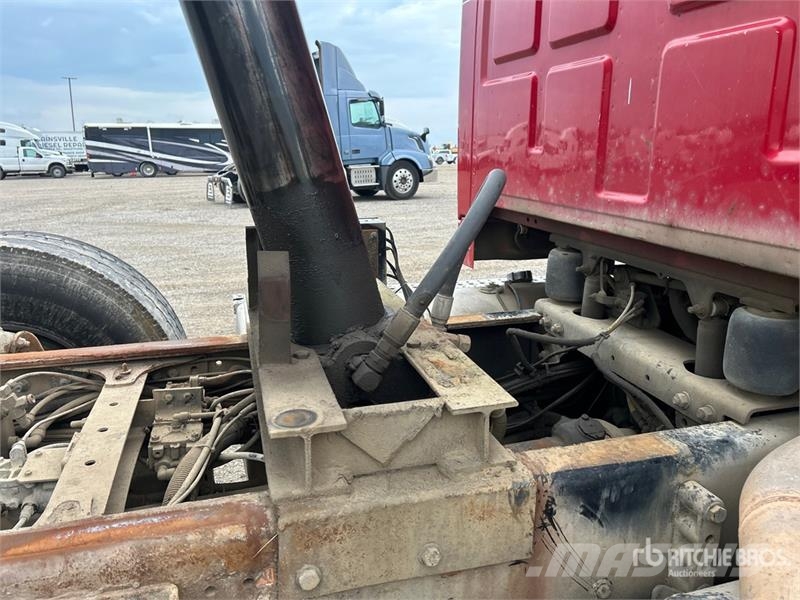 Sterling L9500 自卸式货车