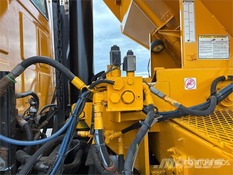 Sterling L9500 多目的/汎用車両
