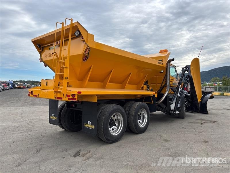 Sterling L9500 多目的/汎用車両