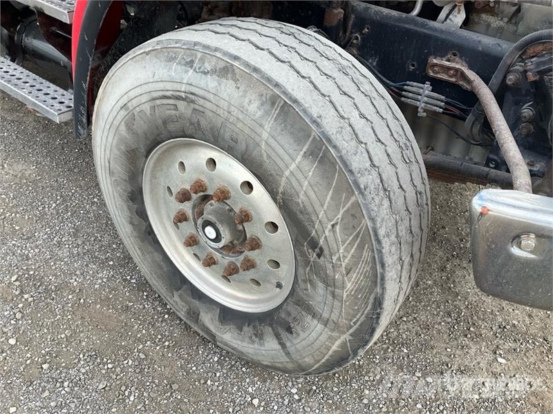 Sterling L9500 شاحنات قلابة