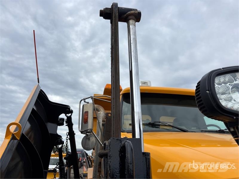 Sterling L9500 多目的/汎用車両