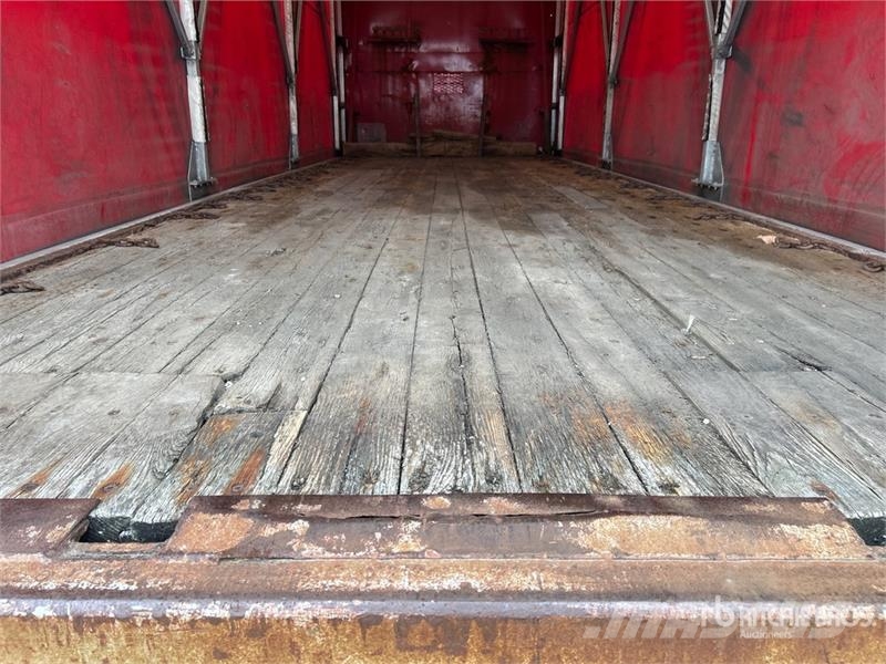 Sterling L9500 8x4 Curtain Side Truck Kapellbil