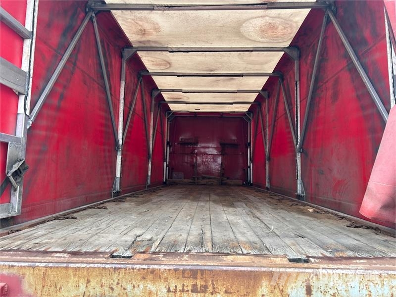 Sterling L9500 8x4 Curtain Side Truck Kapellbil