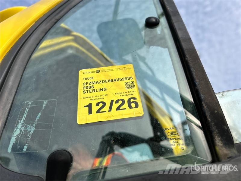 Sterling L9500 8x4 Hooklift Truck Treileri ar āķi