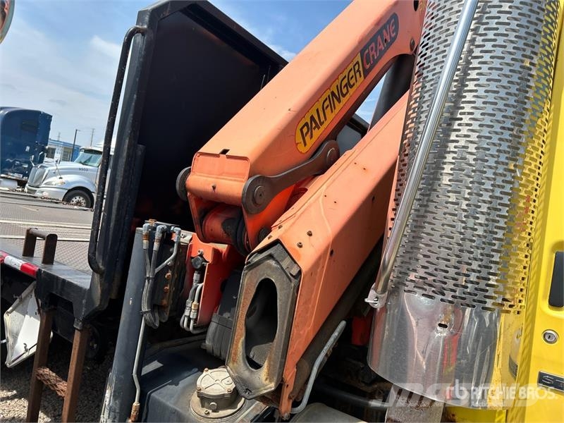 Sterling LT9500 Kamioni sa kranom