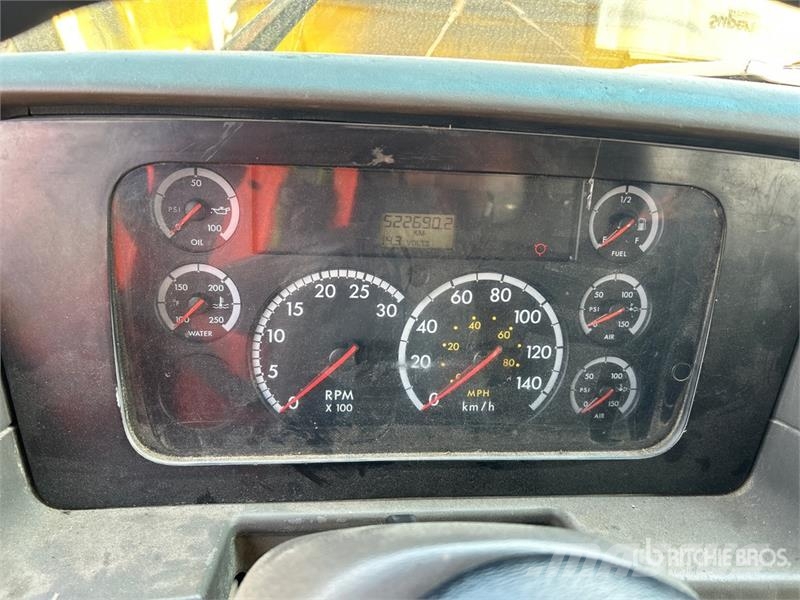 Sterling LT9500 Kamioni sa kranom