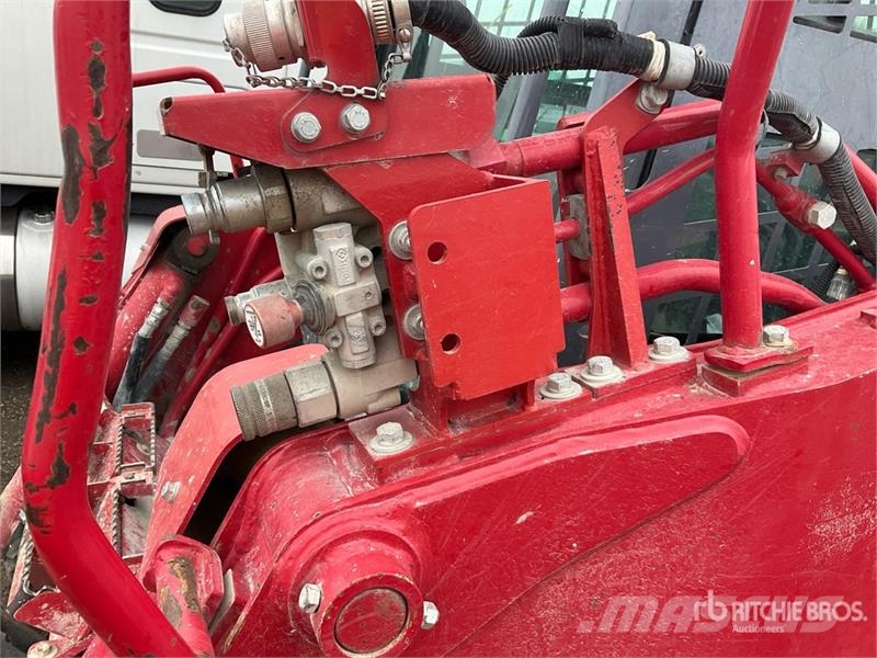 Takeuchi TL12R2-CR Compact Track Loader لوادر انزلاقية التوجيه