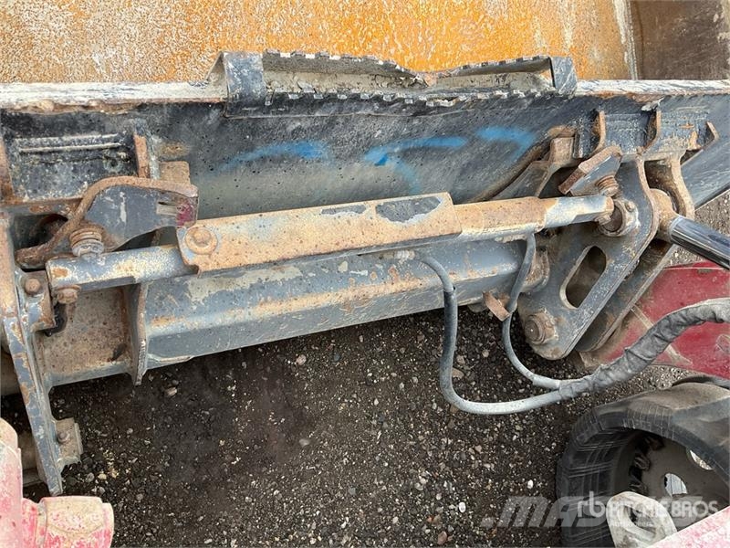 Takeuchi TL12R2-CR Compact Track Loader لوادر انزلاقية التوجيه