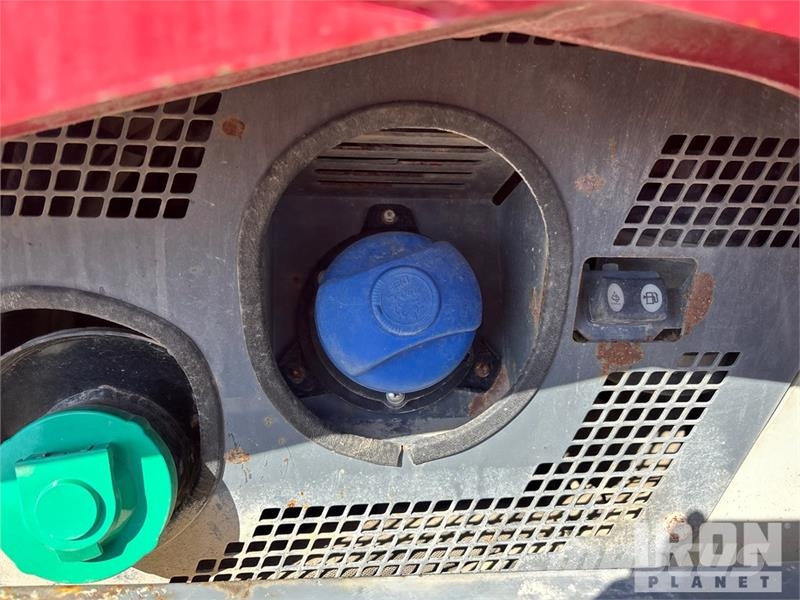 Takeuchi TL12V2 لوادر انزلاقية التوجيه
