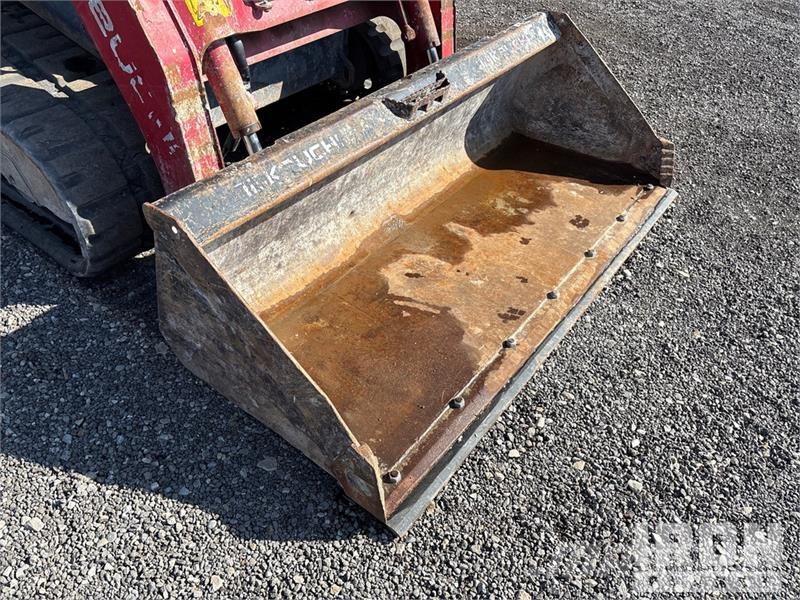 Takeuchi TL12V2 لوادر انزلاقية التوجيه