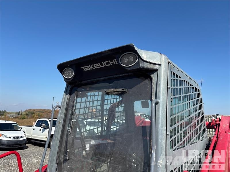 Takeuchi TL12V2 لوادر انزلاقية التوجيه