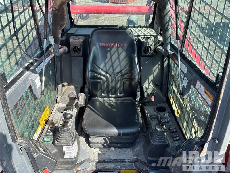 Takeuchi TL12V2 لوادر انزلاقية التوجيه