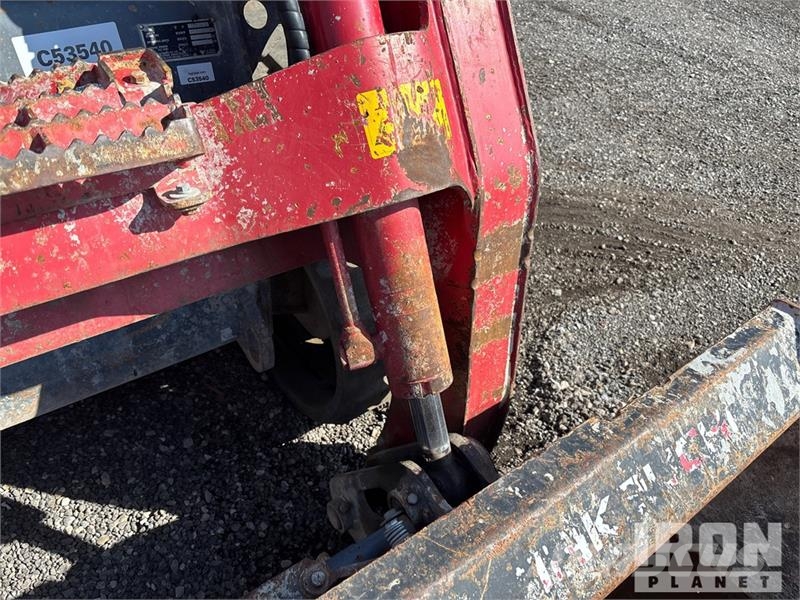 Takeuchi TL12V2 لوادر انزلاقية التوجيه