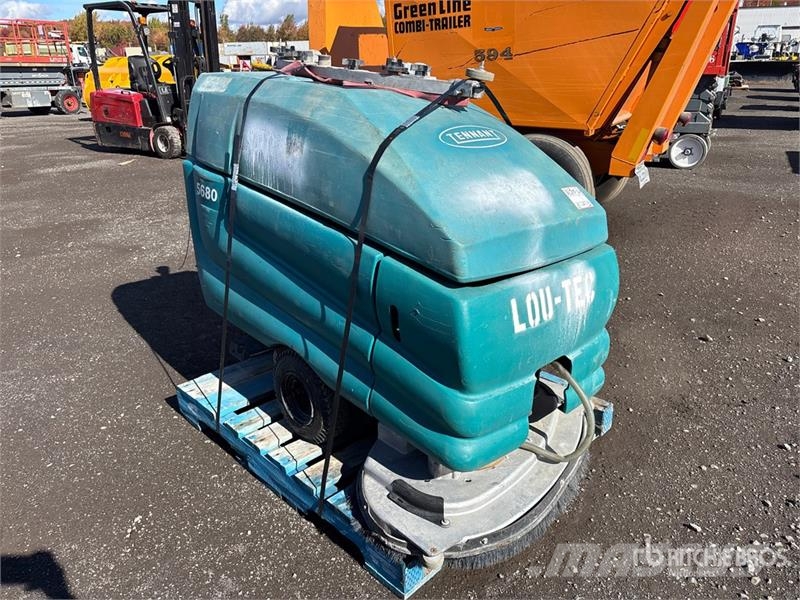 Tennant 5680-32D Walk-Behind Floor Scrubber (Inoperable) Autre remorque agricole