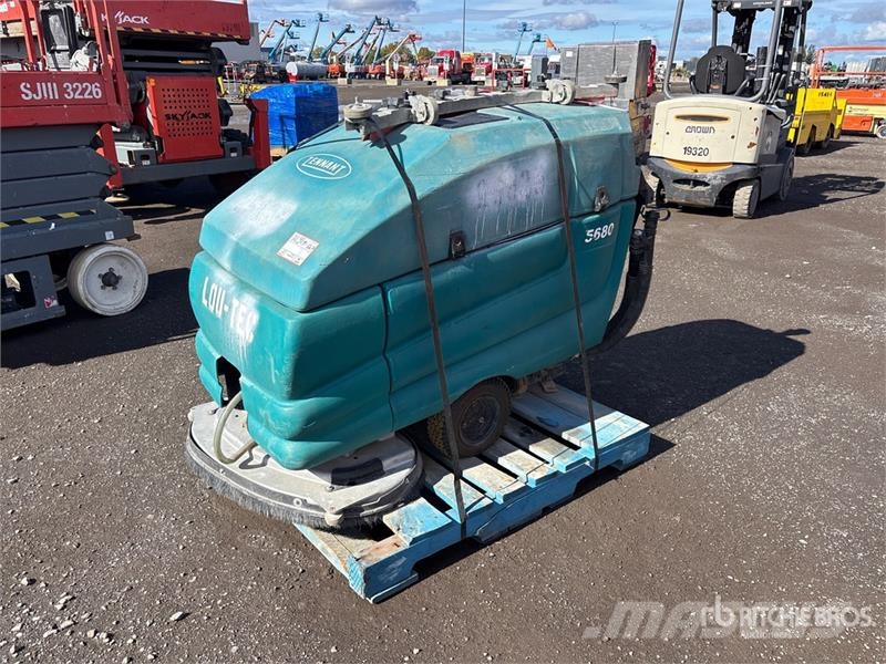 Tennant 5680-32D Walk-Behind Floor Scrubber (Inoperable) Autre remorque agricole