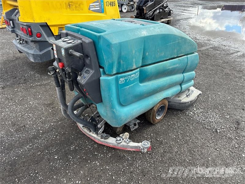 Tennant 5700 Walk-Behind Electric Floor Sweeper Egyéb betakarító felszerelések