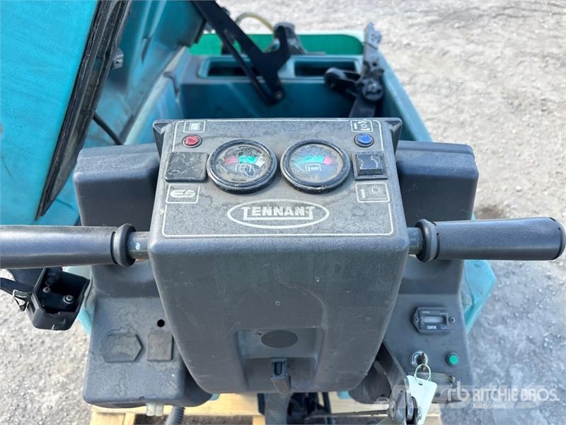 Tennant 5700 Walk-Behind Electric Floor Sweeper (Inoperabl Muud saagikoristusmasinad