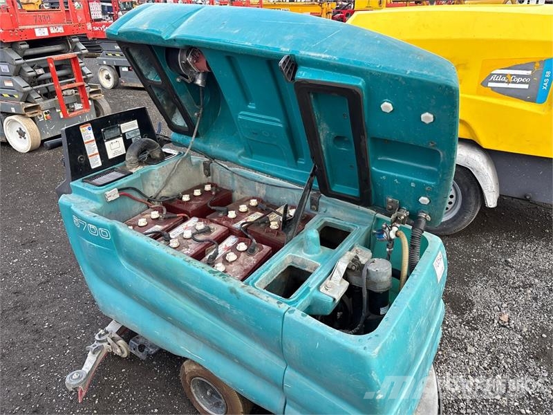 Tennant 5700 Walk-Behind Electric Floor Sweeper Egyéb betakarító felszerelések