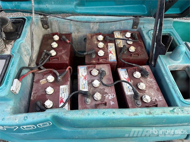 Tennant 5700 Walk-Behind Electric Floor Sweeper Egyéb betakarító felszerelések