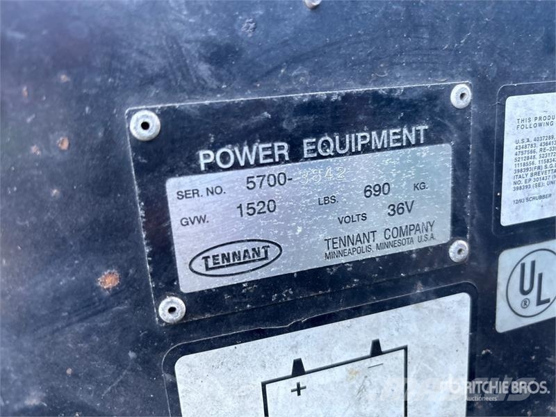 Tennant 5700 Walk-Behind Electric Floor Sweeper (Inoperabl Muud saagikoristusmasinad