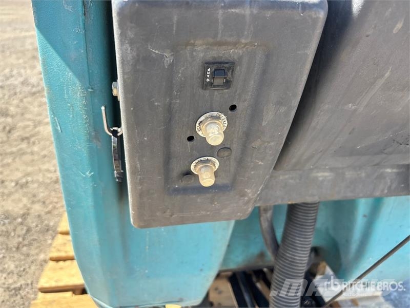 Tennant 5700 Walk-Behind Electric Floor Sweeper (Inoperabl Muud saagikoristusmasinad