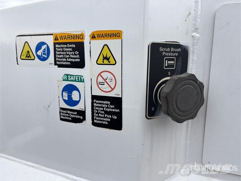 Tennant Ride-On Floor Sweeper Ostala oprema za žetvu