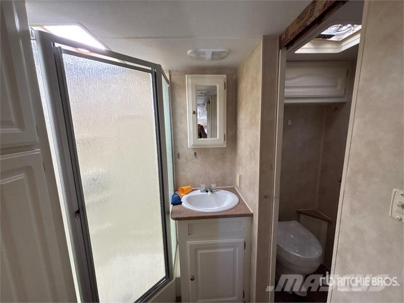 Thor Adirondack 27 ft T/A Travel Trailer Other trailers