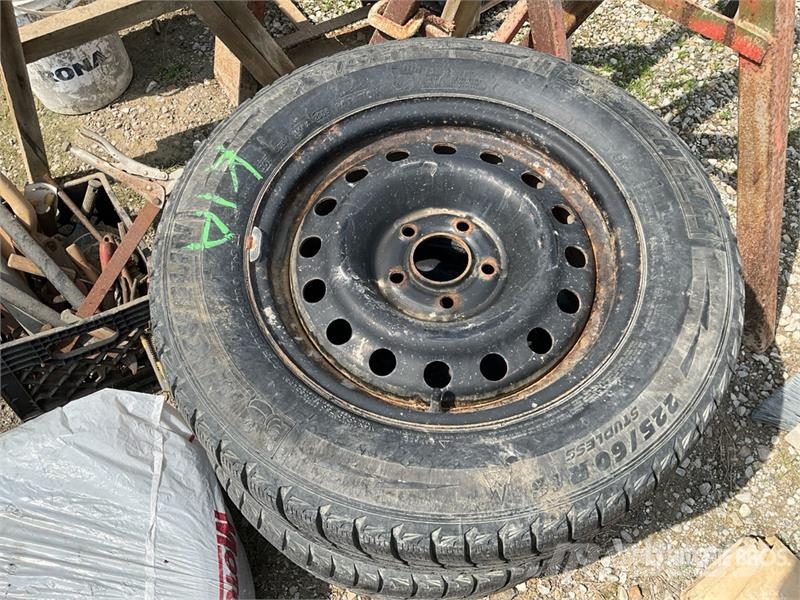 Tires and Assorted Woodshop Items Drugi deli