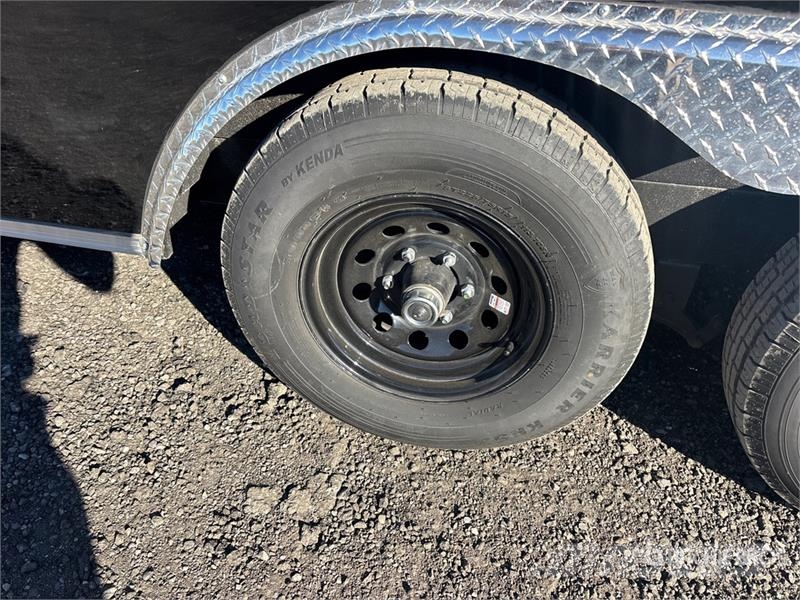  Titanium 24 ft T/A Enclosed Trailer Прицепы-фургоны