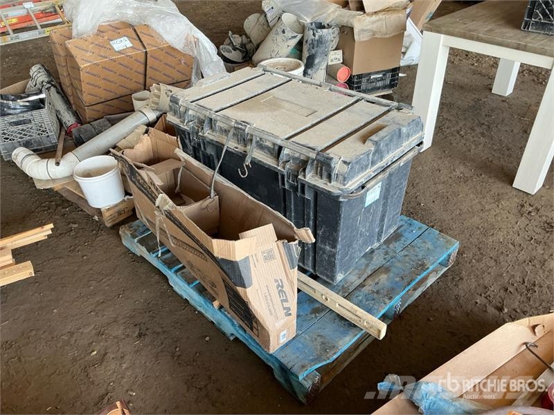 Tool box with miscellaneous tools and a storm drai Drugi deli