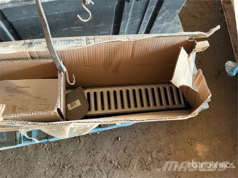 Tool box with miscellaneous tools and a storm drai Drugi deli