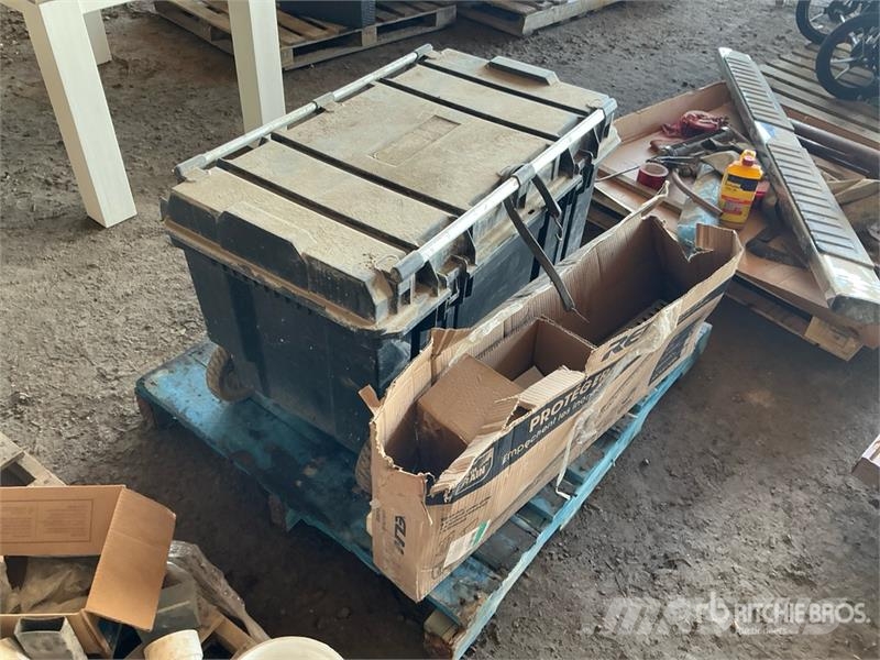 Tool box with miscellaneous tools and a storm drai Drugi deli