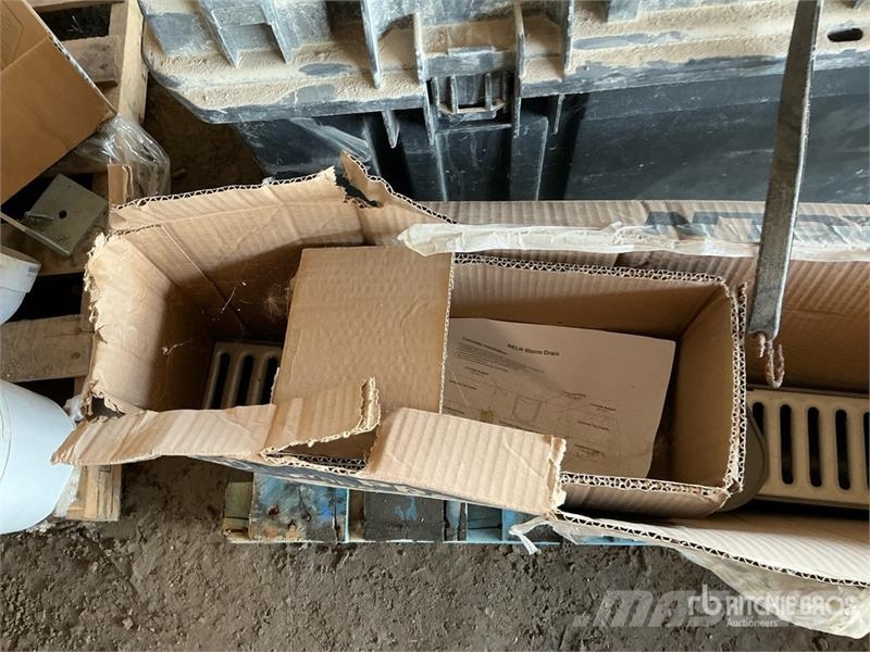 Tool box with miscellaneous tools and a storm drai Drugi deli