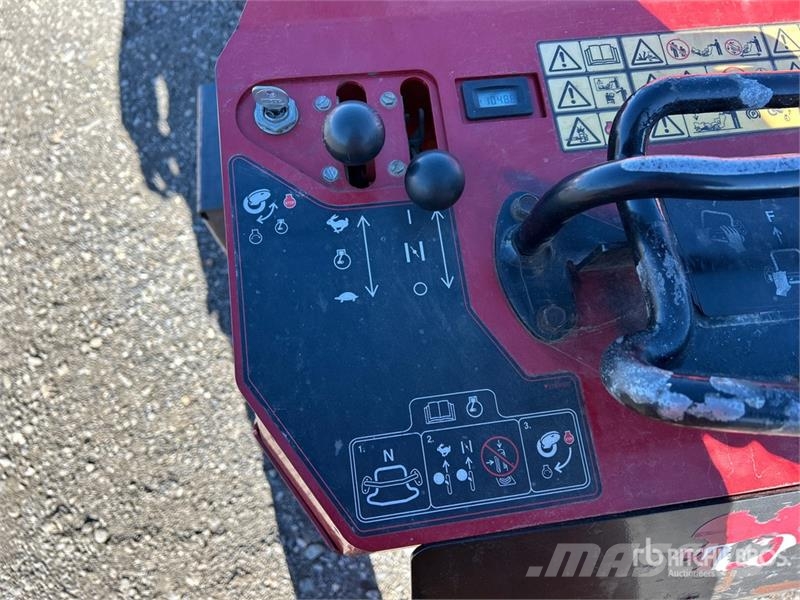 Toro STX-26 الكاسحات وقلابات التربة ذات المحركات